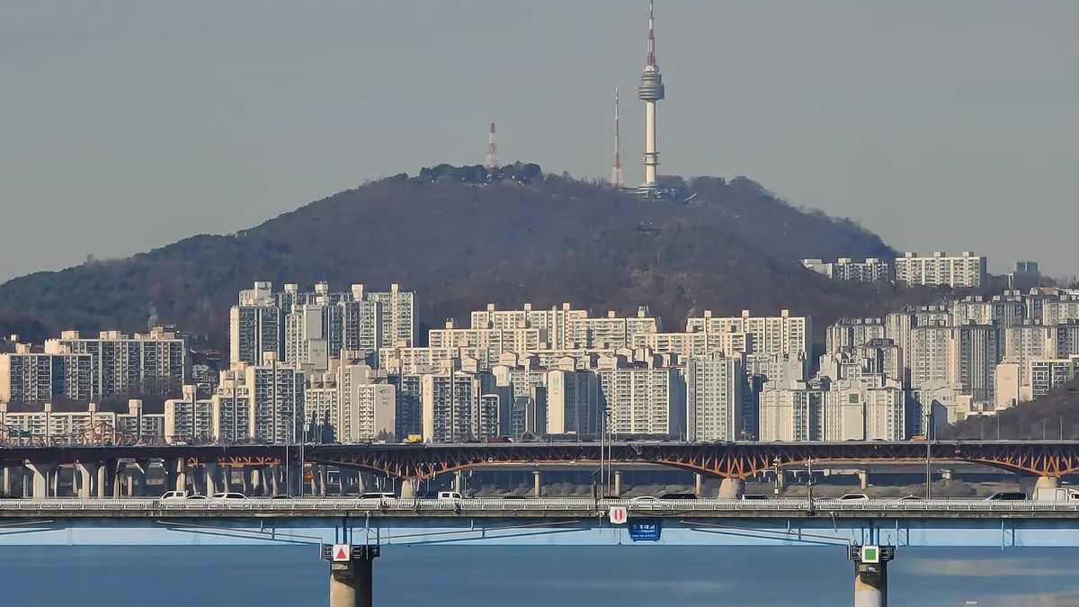 한강 건너 남산이 보이는 서울 전경