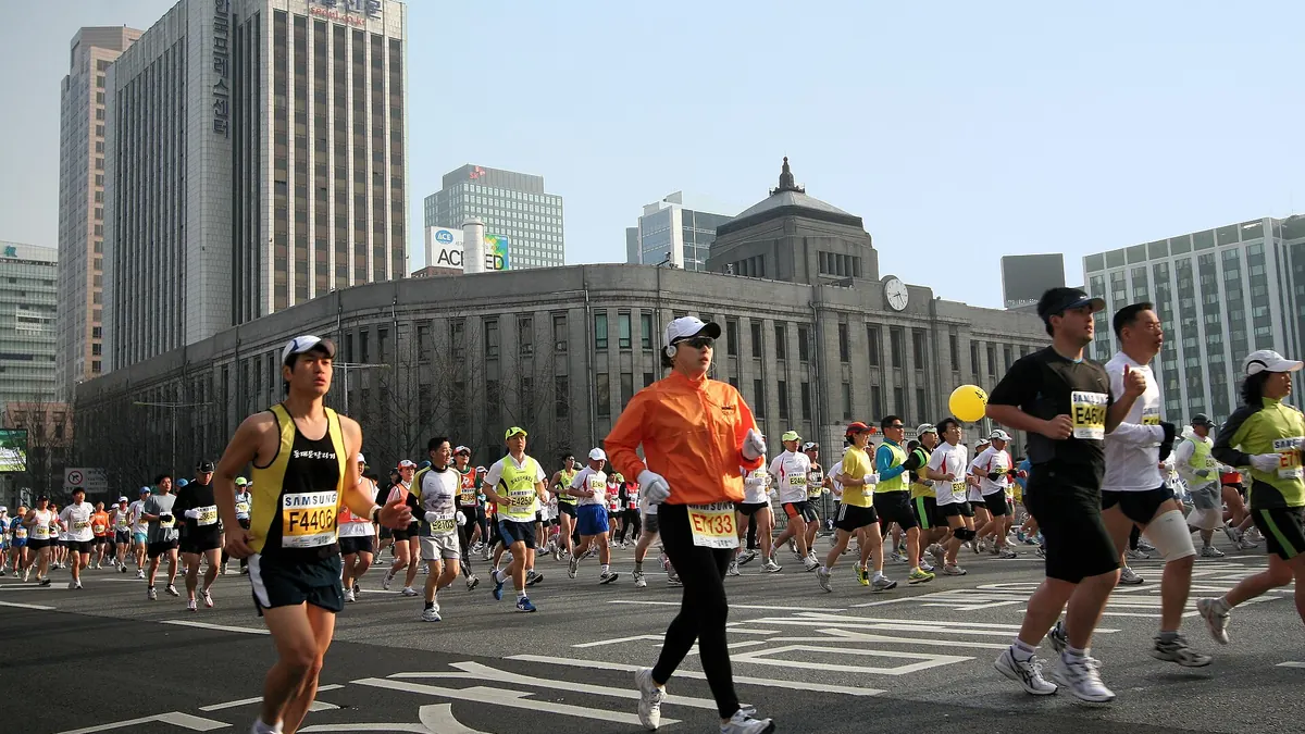 서울 도심을 달리는 마라톤 러너들